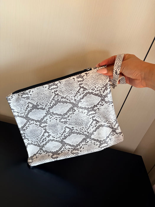 Snake pouch